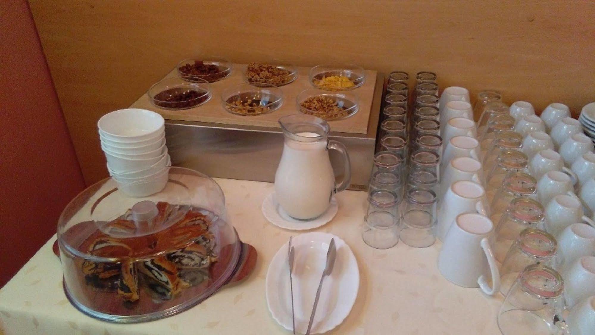 瑟尼莫酒店 奥洛穆茨 外观 照片
